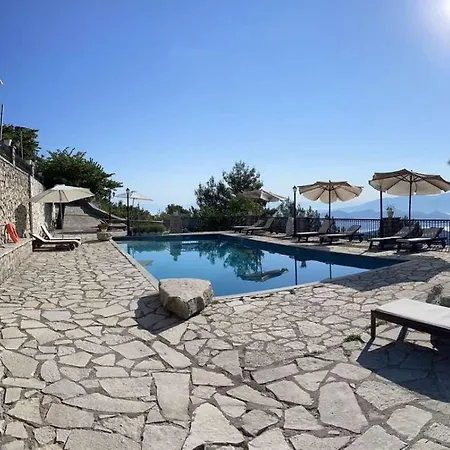Ξενοδοχείο με διαμερίσματα Merlot Village Καρυά
